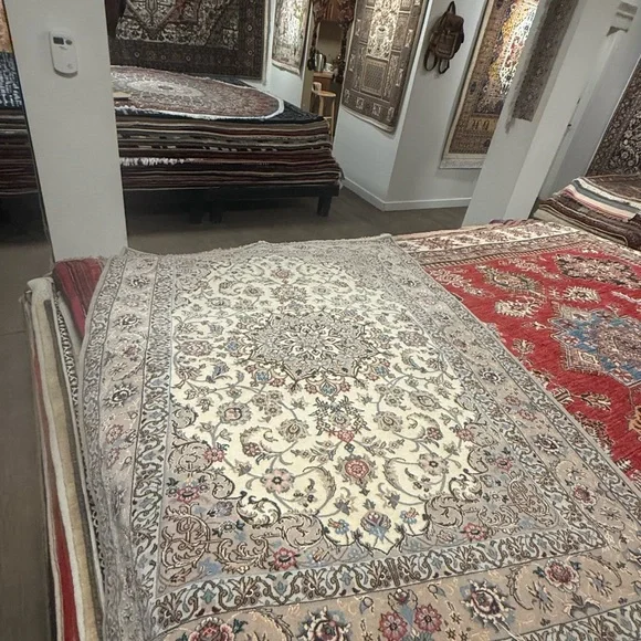 Elegant authentic  Persian Rugs - Picture 4 of 12
